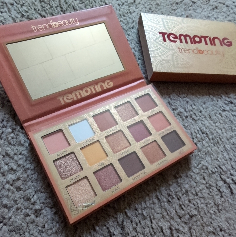 Tempting Eyeshadow Palette - Vibrant Shades